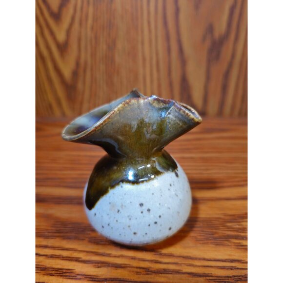Handcrafted Vintage Ceramic Miniature Vase With Unique Ruffled Design & Speckled - Picture 4 of 7
